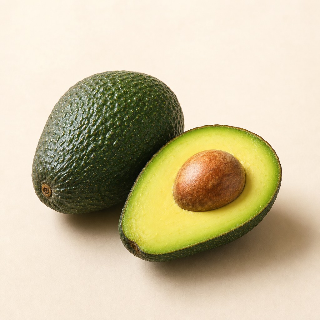 Reife Avocado, halbiert mit Kern.