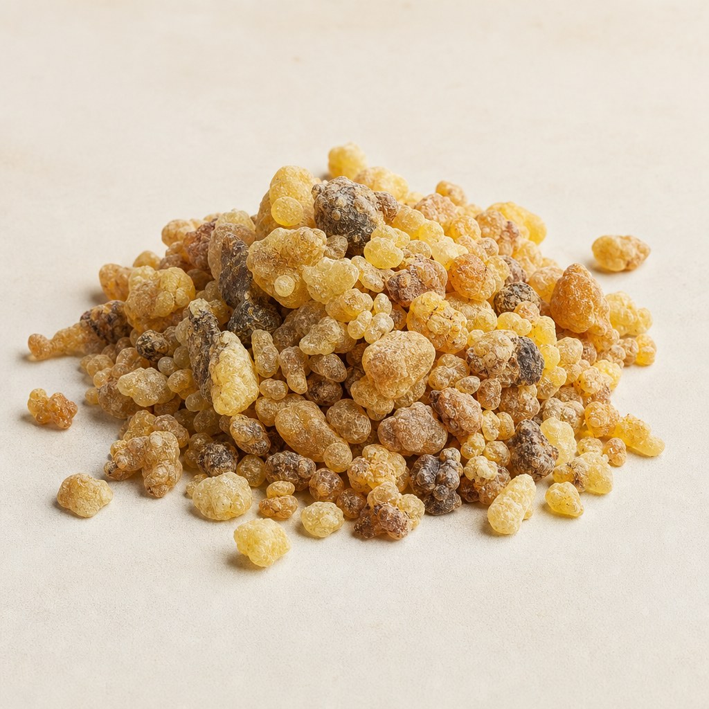 Conjunto de gránulos de nutrientes en tonos amarillos y minerales sobre fondo claro.
